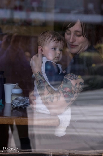 WA5333 Mother and Child in cafe window
