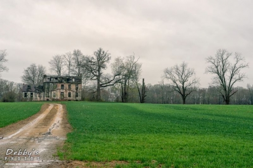 MD4326 Abandoned Brick Farmhouse in the Rain